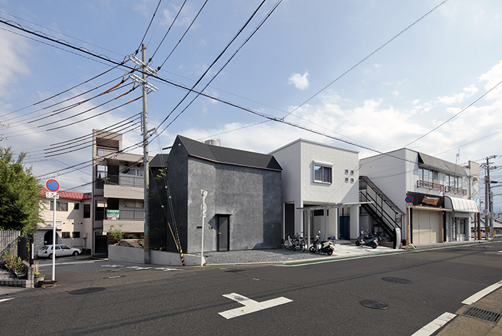 大阪府河内長野市に建つ住宅キノコハウスの道路側外観デザイン